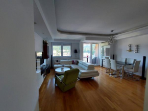 Perfect luxurious condo in the center. 5* view.